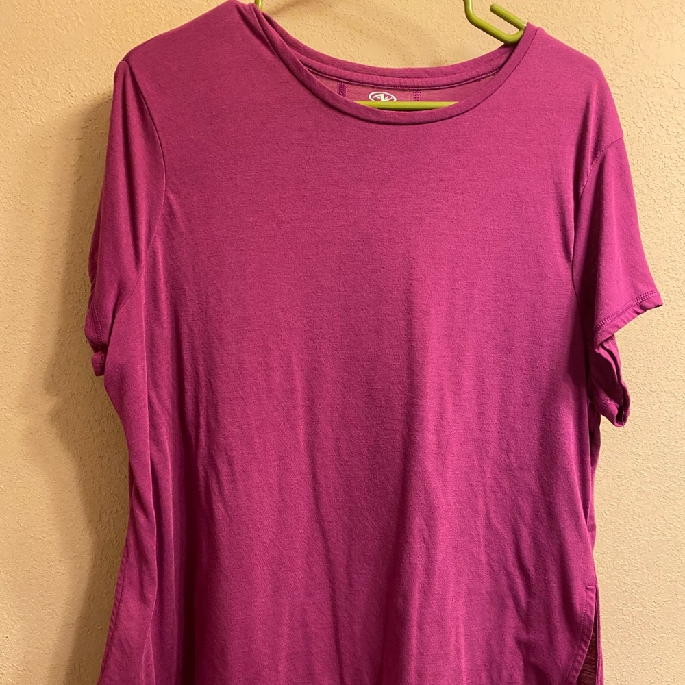 Athletic size XXL shirt with side slits